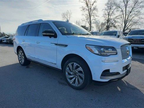 Used 2023 Lincoln Navigator Reserve image 2