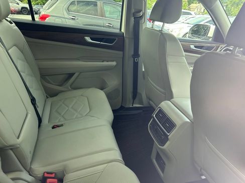 Used 2024 Volkswagen Atlas SE AWD/4WD image 11