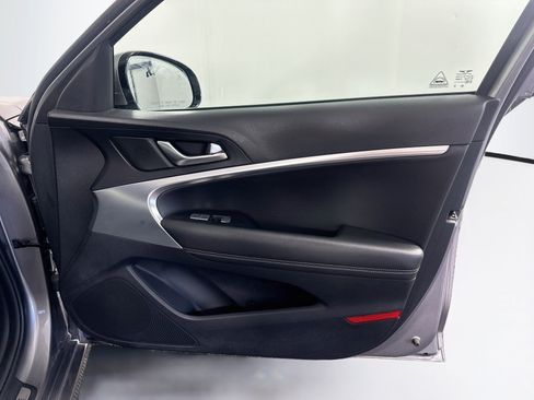 Used 2025 Genesis G70 2.5T RWD image 32