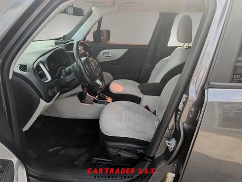 Used 2018 Jeep Renegade Latitude w/ Cold Weather Group FWD image 20