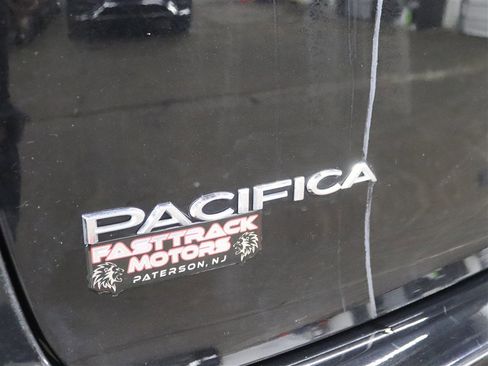 Used 2024 Chrysler Pacifica Touring-L image 8