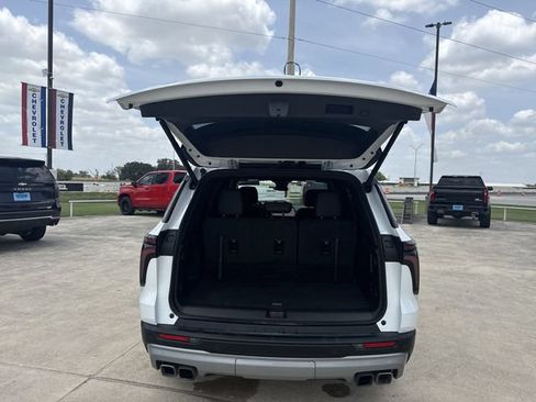 Used 2025 Chevrolet Traverse LT FWD image 27