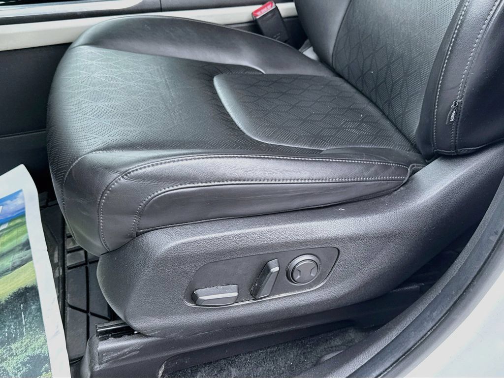 Certified 2024 Kia Carnival EX FWD image 22