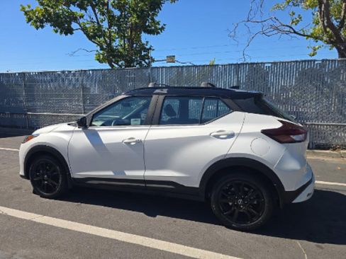 Used 2023 Nissan Kicks SR w/ SR Premium Package FWD image 4