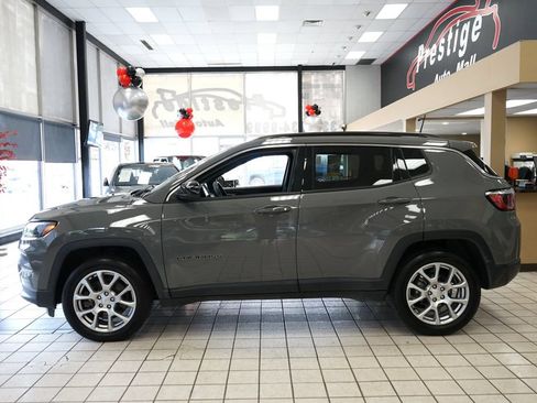 Used 2023 Jeep Compass Latitude AWD/4WD image 3