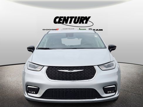 Used 2024 Chrysler Pacifica Touring-L image 9