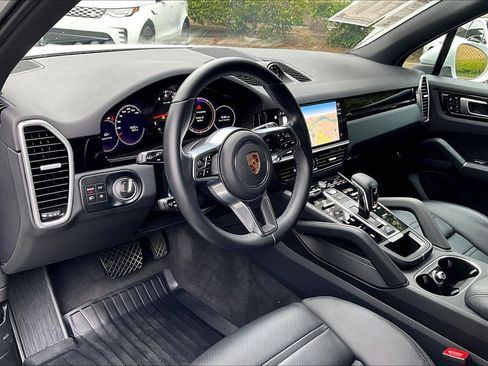 Used 2022 Porsche Cayenne Platinum Edition image 27