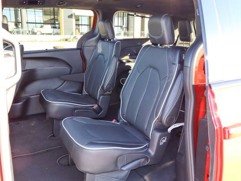 New 2026 Chrysler Pacifica Limited w/ Uconnect Theater Family Group image 15