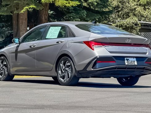 Used 2025 Hyundai Elantra Limited FWD image 6