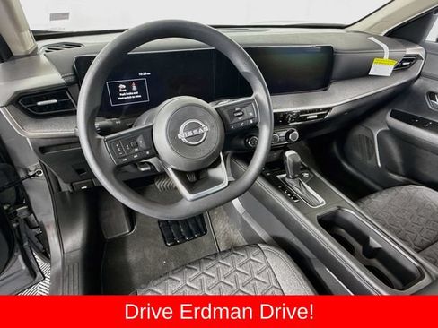 Used 2025 Nissan Kicks SV AWD/4WD image 7