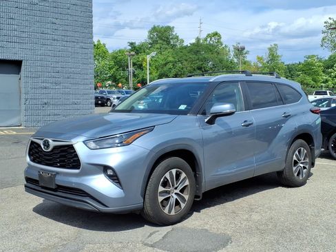 Used 2023 Toyota Highlander XLE AWD/4WD image 3