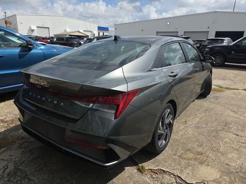 Used 2025 Hyundai Elantra SEL image 11