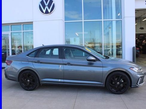 Used 2025 Volkswagen Jetta SE w/ Sunroof Package image 5