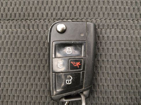 Used 2017 Volkswagen Golf S image 32