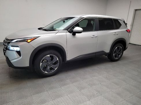Used 2024 Nissan Rogue SV image 2