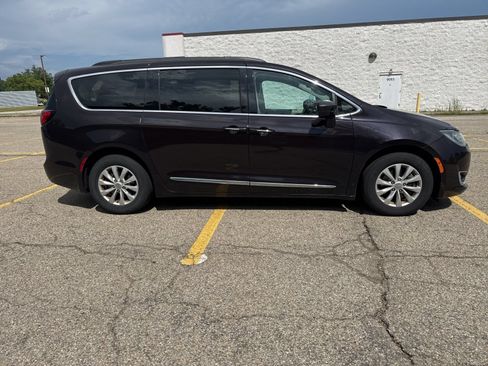 Used 2017 Chrysler Pacifica Touring-L FWD image 11
