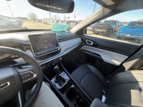 Used 2024 Jeep Compass Limited image 17