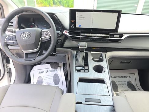 Certified 2025 Toyota Sienna XLE AWD/4WD image 18