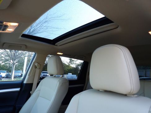 Used 2019 Toyota Highlander XLE image 14