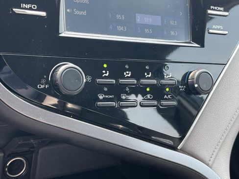 Used 2018 Toyota Camry FWD image 19