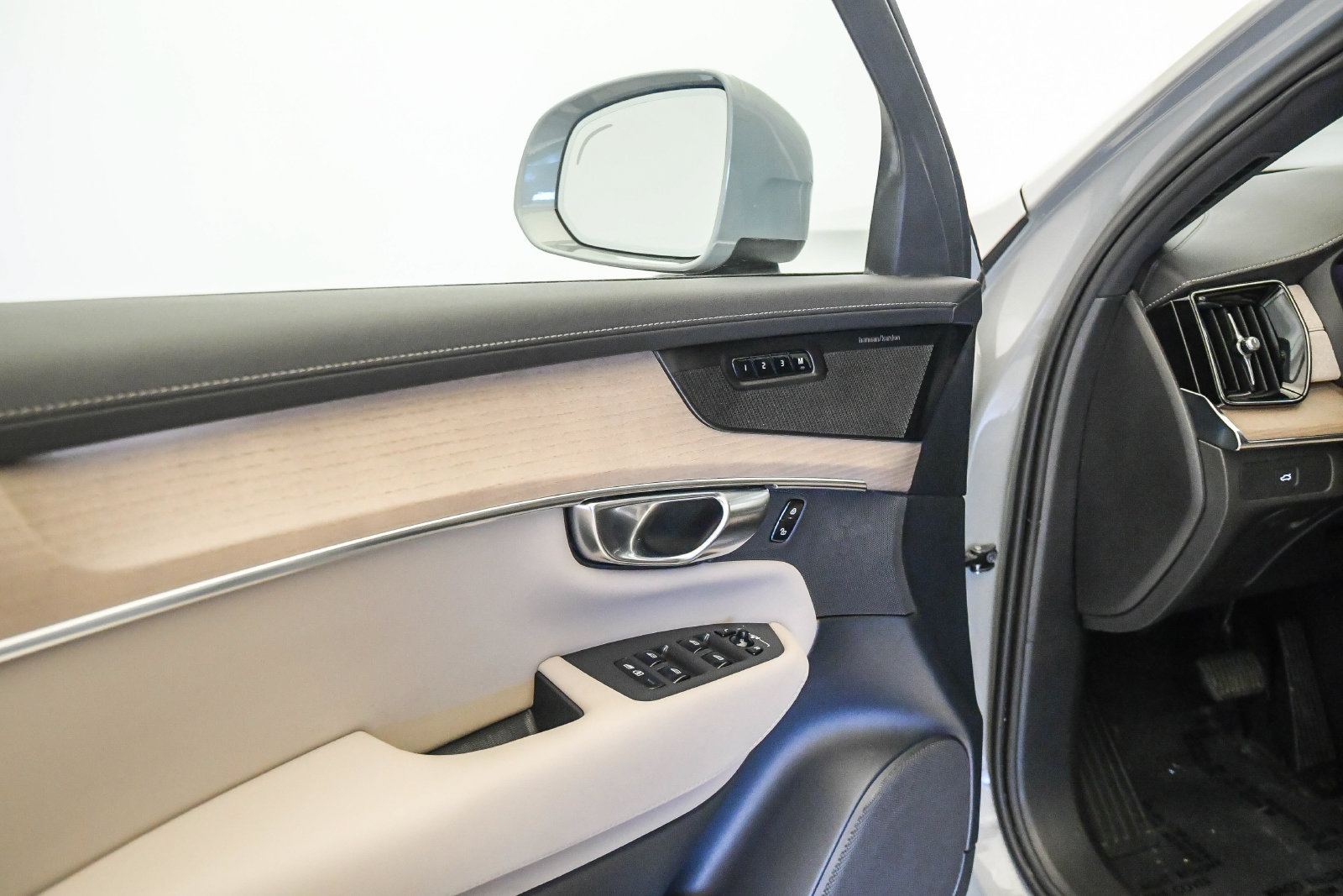 Certified 2026 Volvo XC90 B6 Plus AWD/4WD image 28