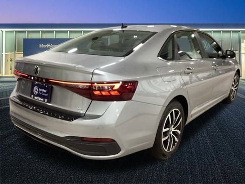 Used 2025 Volkswagen Jetta SE w/ Sunroof Package image 28