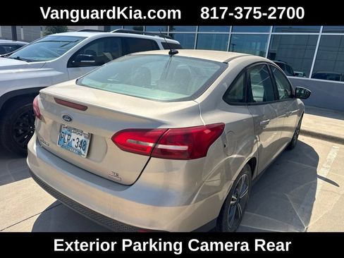 Used 2017 Ford Focus SE FWD image 3