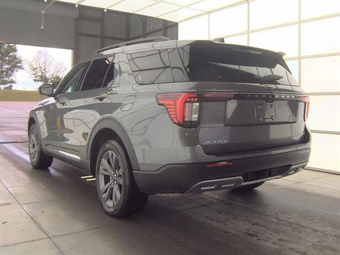Used 2025 Ford Explorer Active w/ Active Comfort Package AWD/4WD image 4