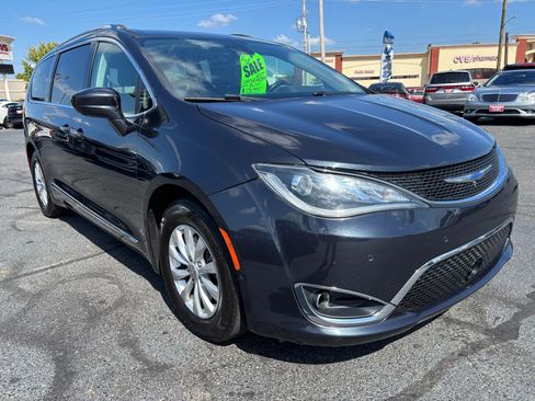 Used 2019 Chrysler Pacifica Touring-L w/ Advanced Safetytec Group FWD image 17