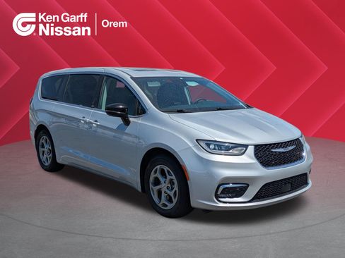 Used 2024 Chrysler Pacifica Limited FWD image 1