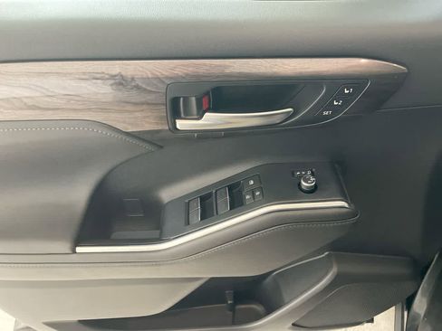 Used 2024 Toyota Highlander Platinum image 13