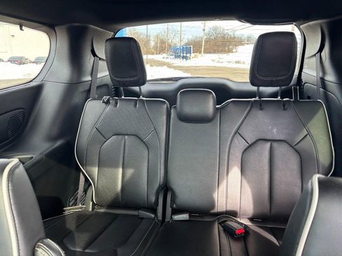 Used 2025 Chrysler Pacifica Limited image 10