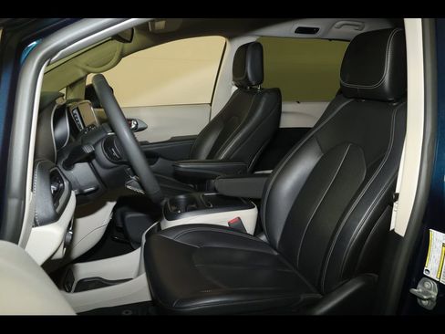 Used 2023 Chrysler Pacifica Touring-L image 18