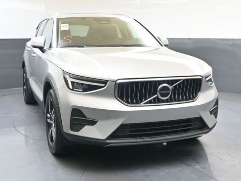 Certified 2025 Volvo XC40 B5 Core image 8