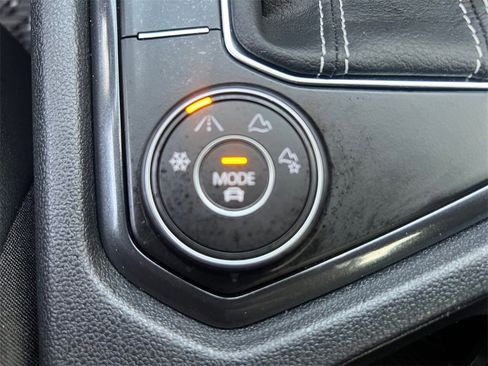 Used 2024 Volkswagen Tiguan SE w/ Panoramic Sunroof Package image 26