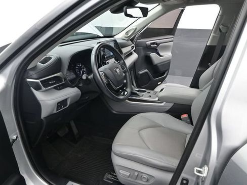 Used 2021 Toyota Highlander Limited FWD image 4