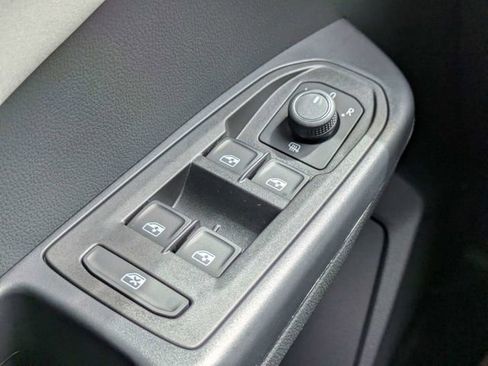 Used 2025 Volkswagen Taos SE FWD image 25