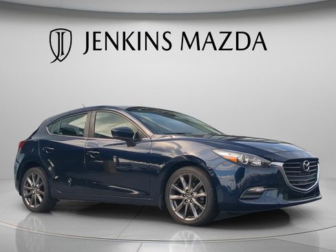 Used 2018 MAZDA MAZDA3 Touring FWD image 2