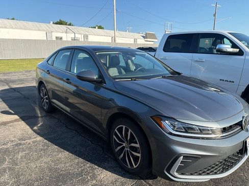 Used 2025 Volkswagen Jetta SE FWD image 2