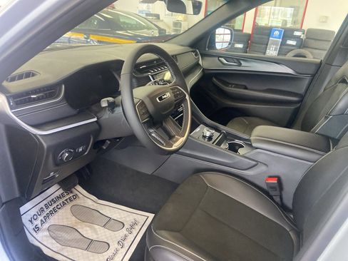 New 2025 Jeep Grand Cherokee Altitude image 8