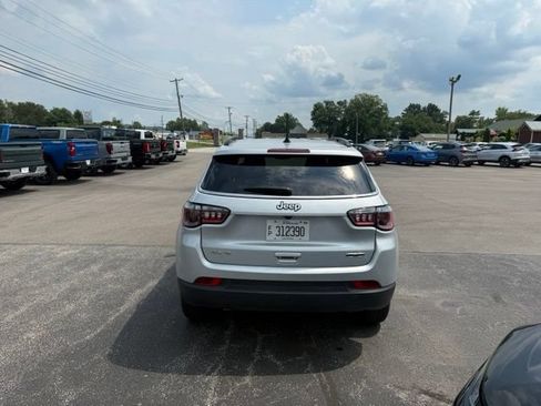 Used 2025 Jeep Compass Latitude AWD/4WD image 6