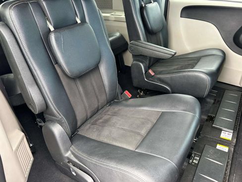 Used 2019 Dodge Grand Caravan SXT FWD image 24