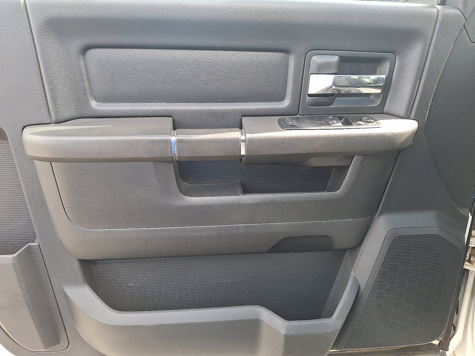 Used 2012 RAM 5500 4x4 Regular Cab w/ PWR & Remote Entry Group image 12