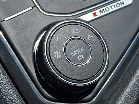 Used 2018 Volkswagen Tiguan SE AWD/4WD image 25