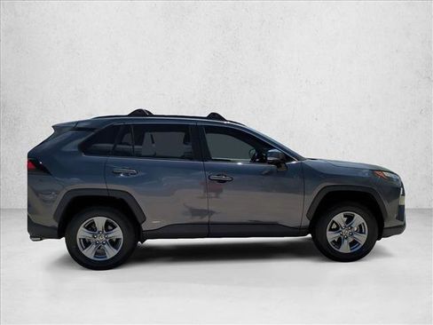 Used 2022 Toyota RAV4 XLE AWD/4WD image 4