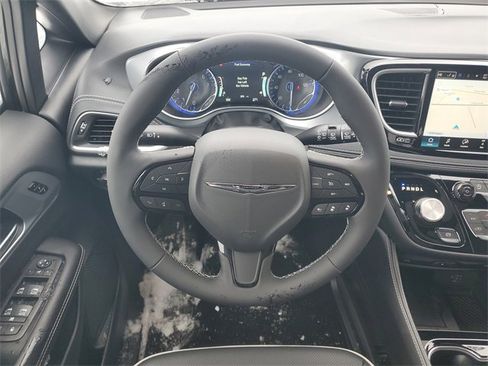 New 2026 Chrysler Pacifica Limited w/ Uconnect Theater Family Group image 15