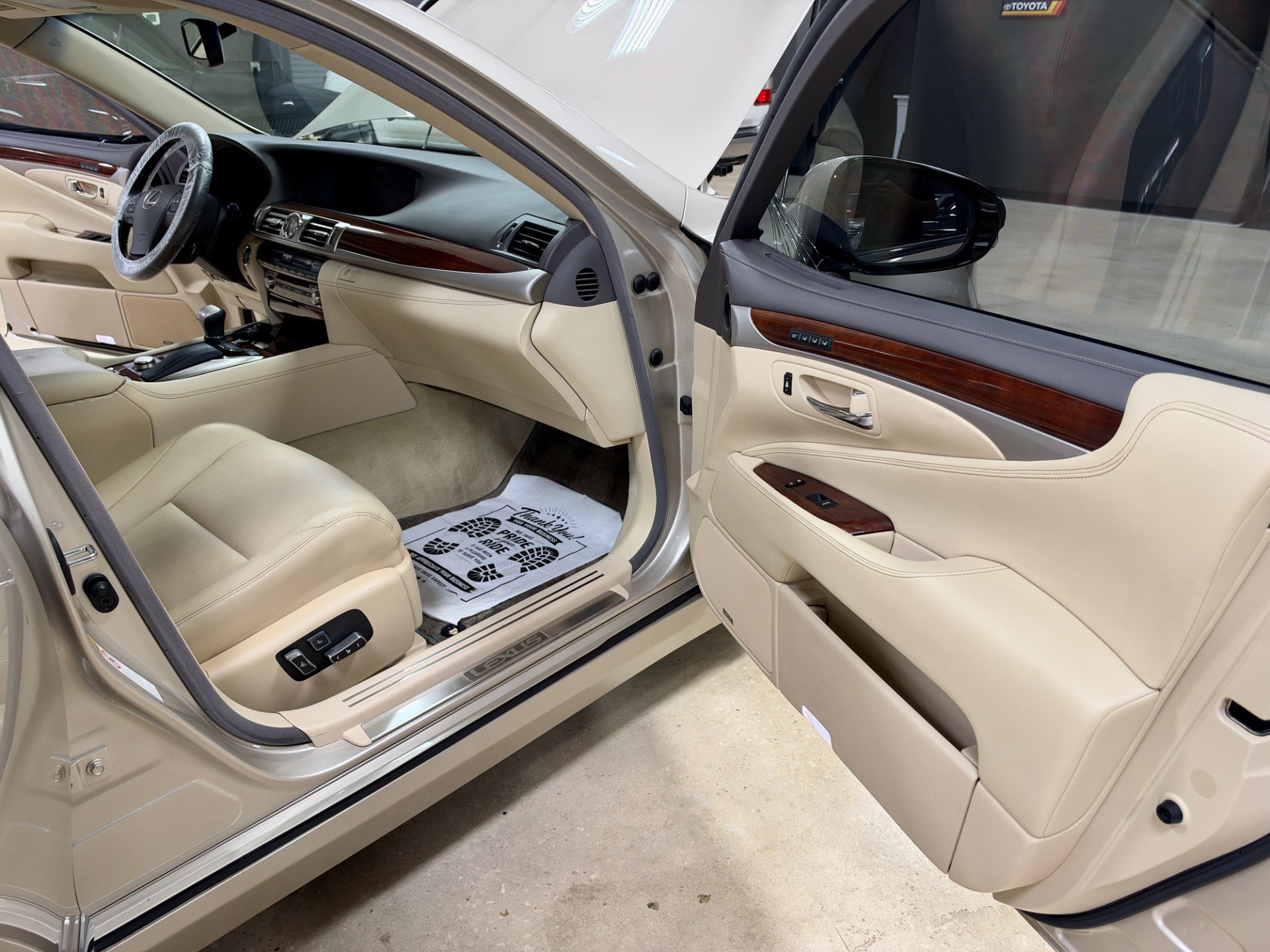 Used 2014 Lexus LS 460 w/ Comfort Package RWD image 24