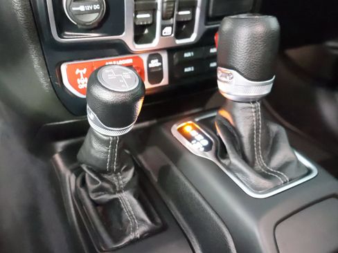 Used 2024 Jeep Wrangler Unlimited AWD/4WD image 34