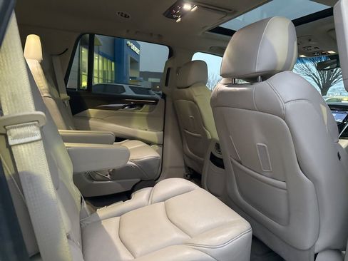 Used 2019 Cadillac Escalade Luxury image 23