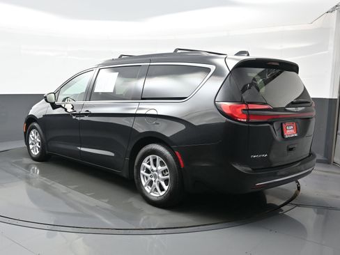 Used 2022 Chrysler Pacifica Touring-L FWD image 4